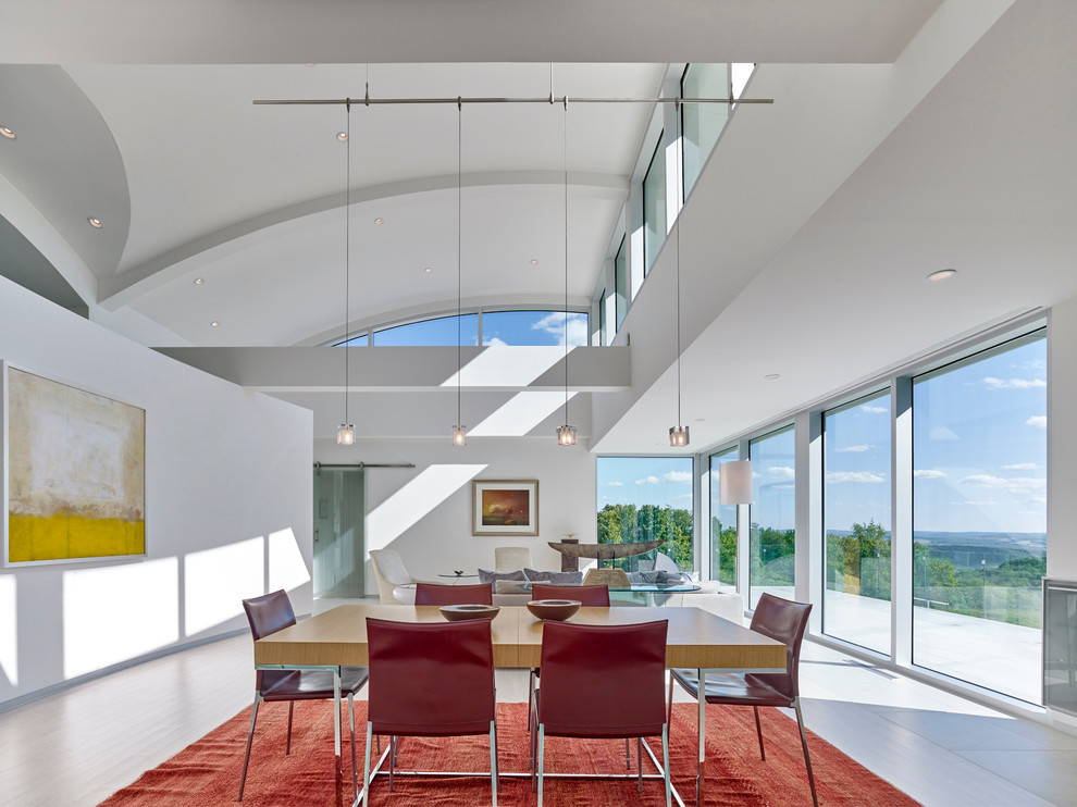 Стильный дизайн: большая гостиная-столовая в стиле модернизм с белыми стенами, полом из бамбука и бежевым полом без камина - последний тренд