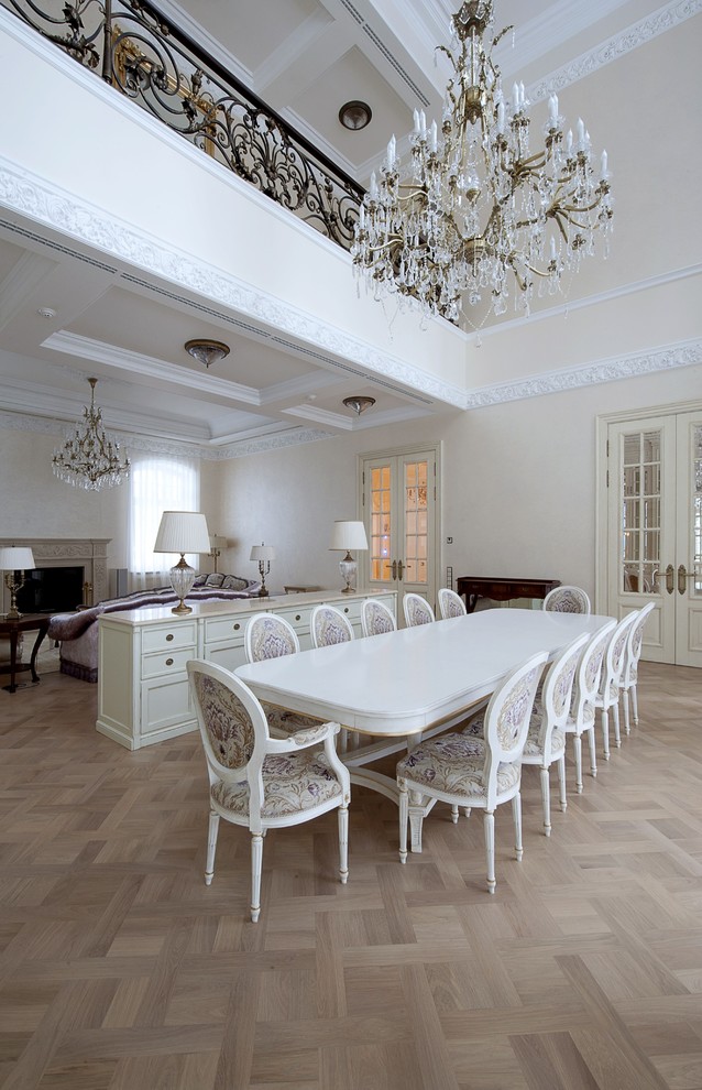 Offenes, Mittelgroßes Klassisches Esszimmer mit beiger Wandfarbe, gebeiztem Holzboden, Kamin, verputzter Kaminumrandung und braunem Boden in Moskau