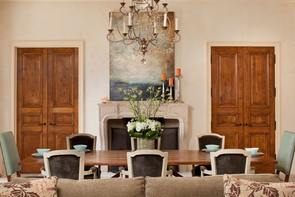 Foto di una sala da pranzo aperta verso la cucina mediterranea di medie dimensioni con pareti beige, pavimento con piastrelle in ceramica e camino classico