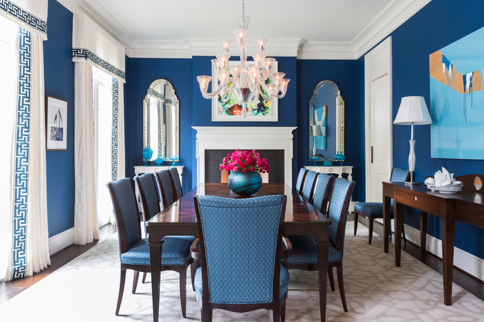 Пример оригинального дизайна: отдельная столовая в стиле неоклассика (современная классика) с синими стенами, стандартным камином и бежевым полом