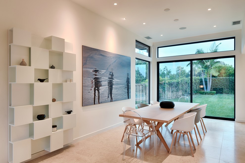Geschlossenes Modernes Esszimmer mit weißer Wandfarbe und beigem Boden in San Diego