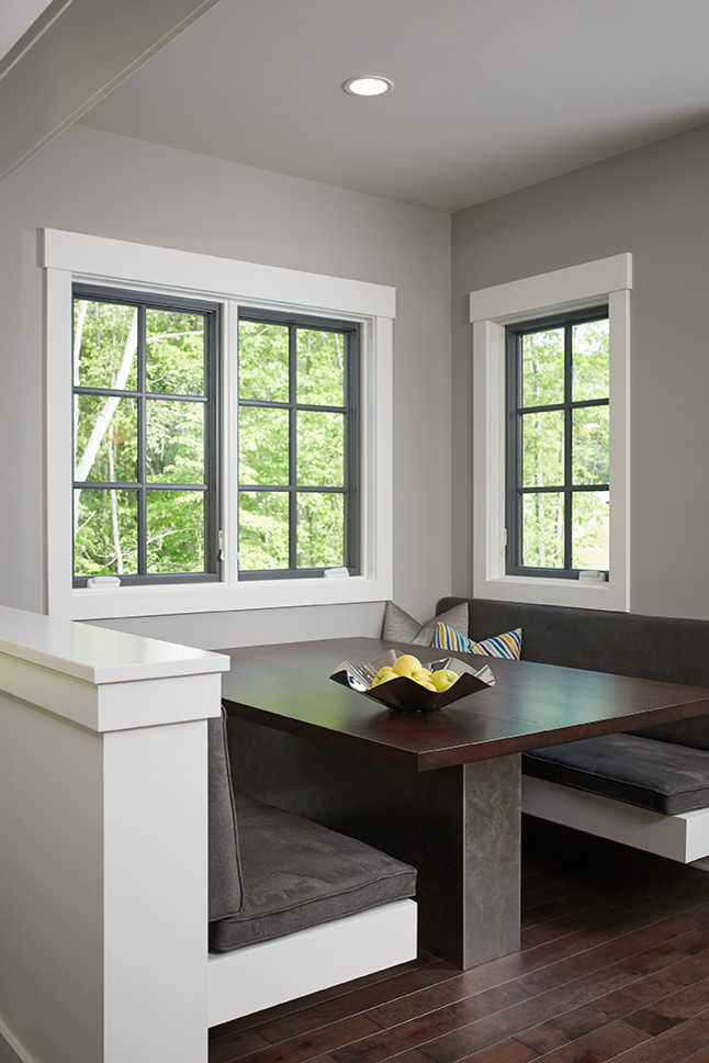 На фото: кухня-столовая в современном стиле с серыми стенами с
