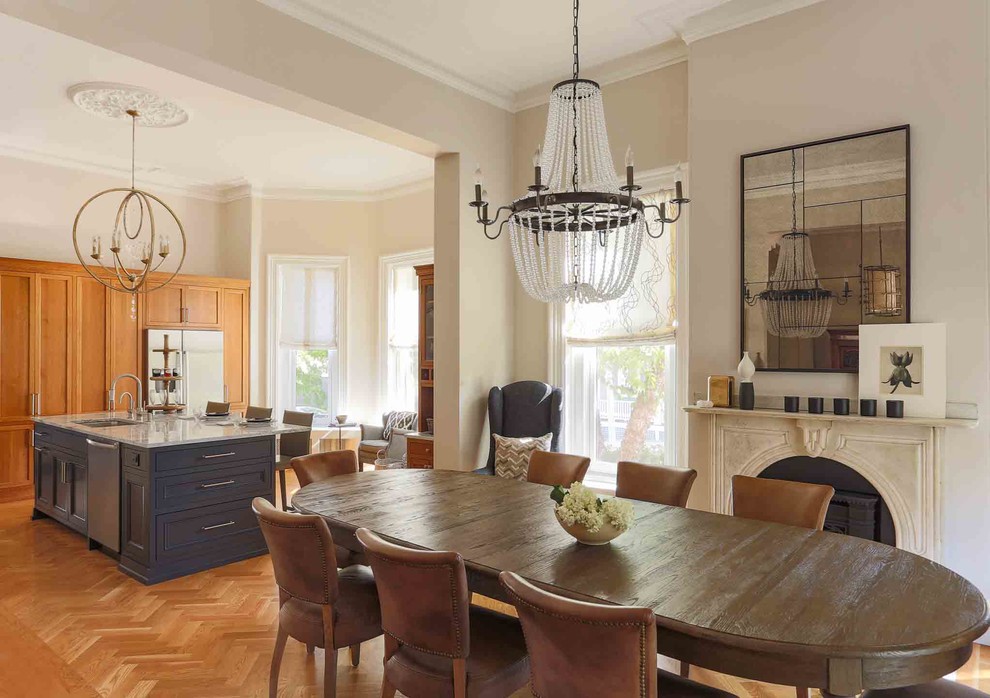 Klassische Wohnküche mit beiger Wandfarbe, braunem Holzboden, Kamin und orangem Boden in Boston