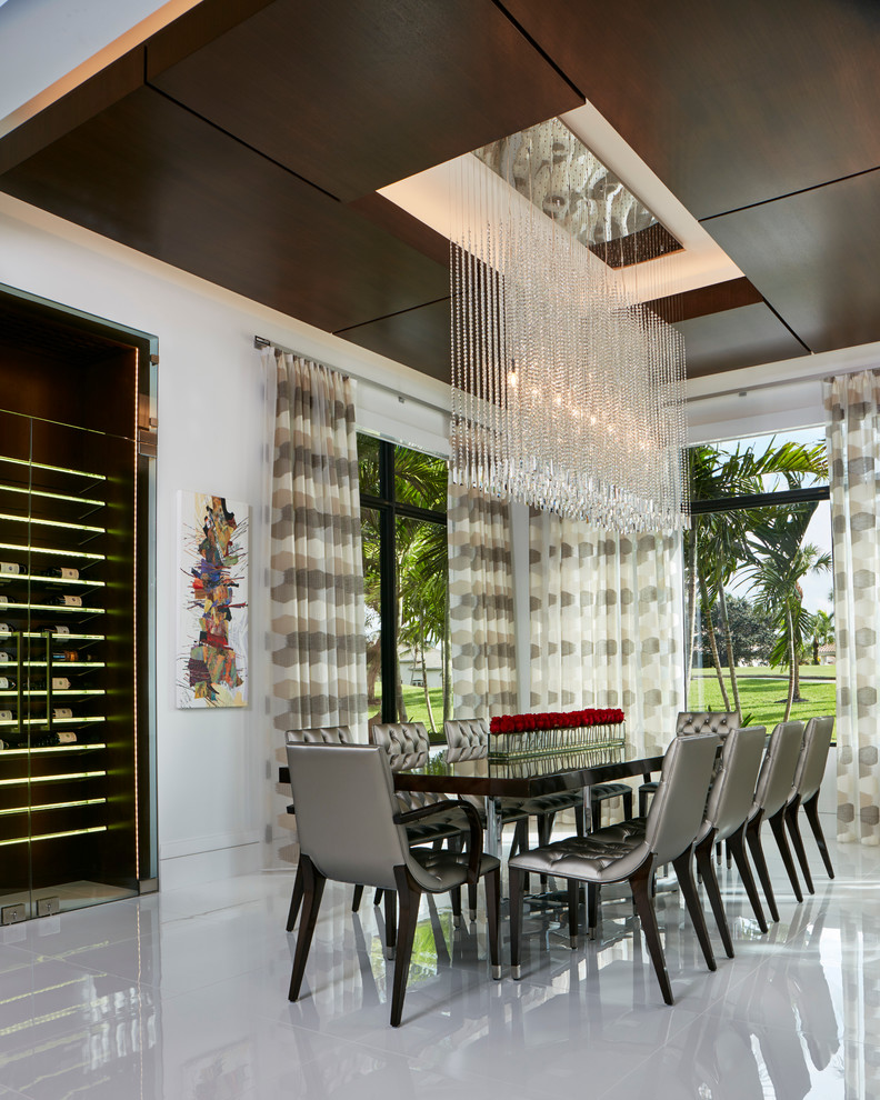 Geschlossenes, Mittelgroßes Modernes Esszimmer ohne Kamin mit weißer Wandfarbe, Keramikboden und weißem Boden in Miami