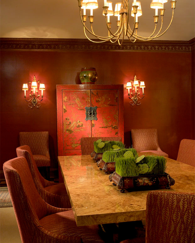 Exemple d'une salle à manger asiatique fermée avec un mur rouge et moquette.