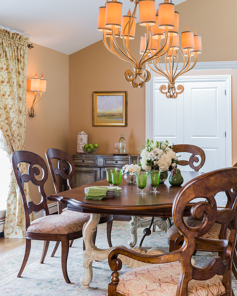 Foto de comedor clásico con paredes marrones, suelo de madera en tonos medios y cortinas