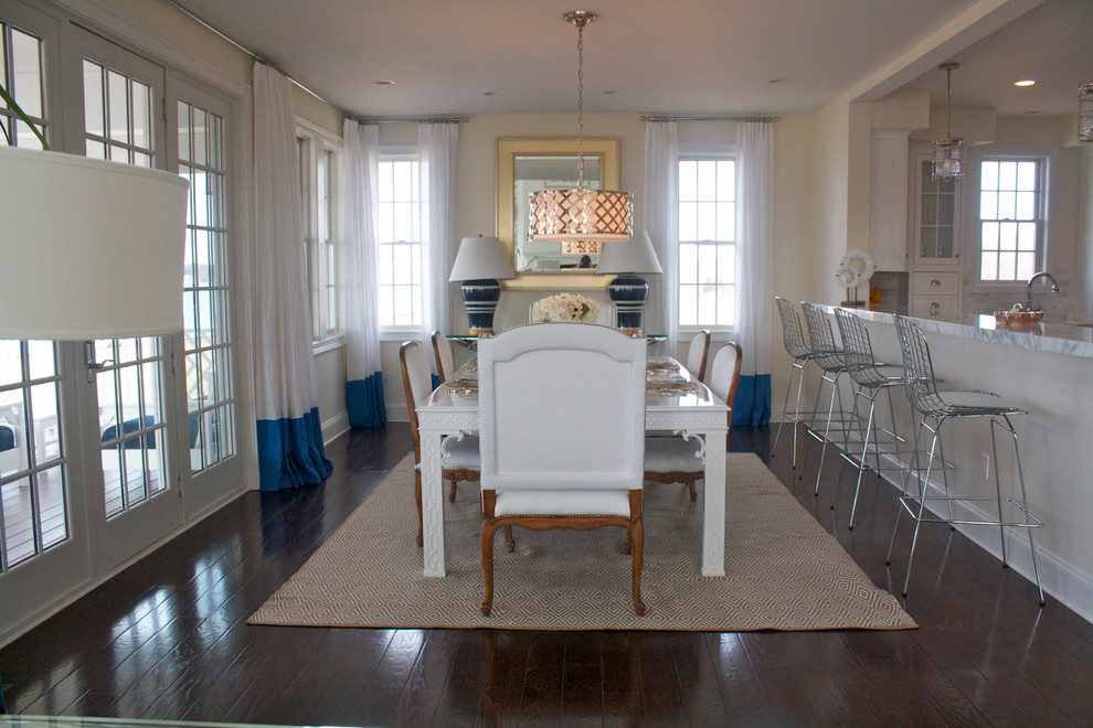 Immagine di una sala da pranzo aperta verso il soggiorno stile marino di medie dimensioni con pareti beige, pavimento in legno massello medio e nessun camino