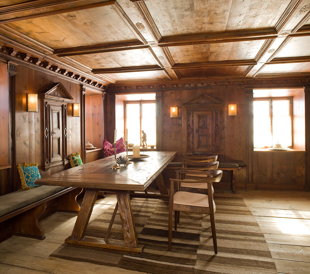 Cette photo montre une salle à manger montagne avec un sol en bois brun.