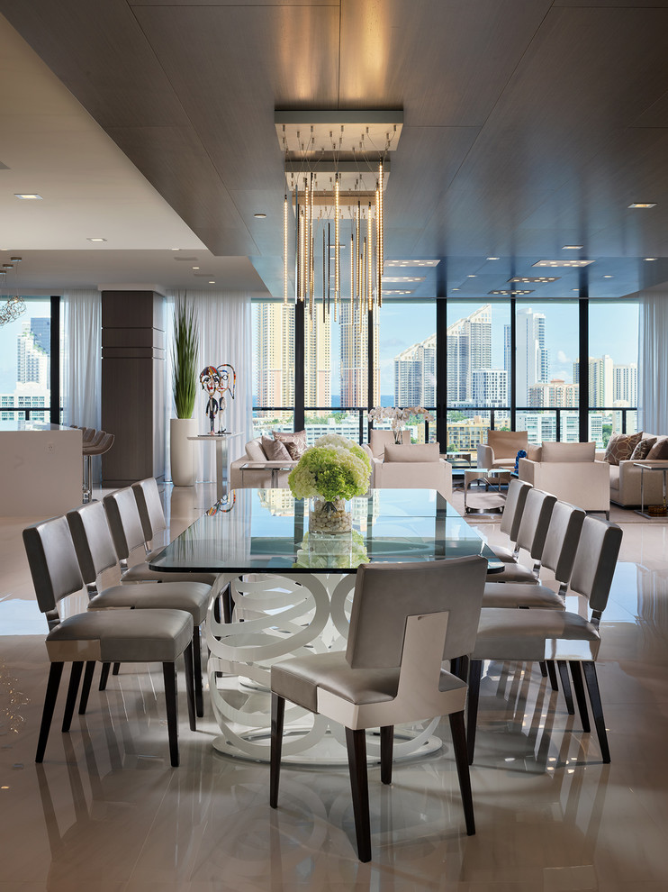 Cette image montre une salle à manger ouverte sur le salon design avec un sol blanc.