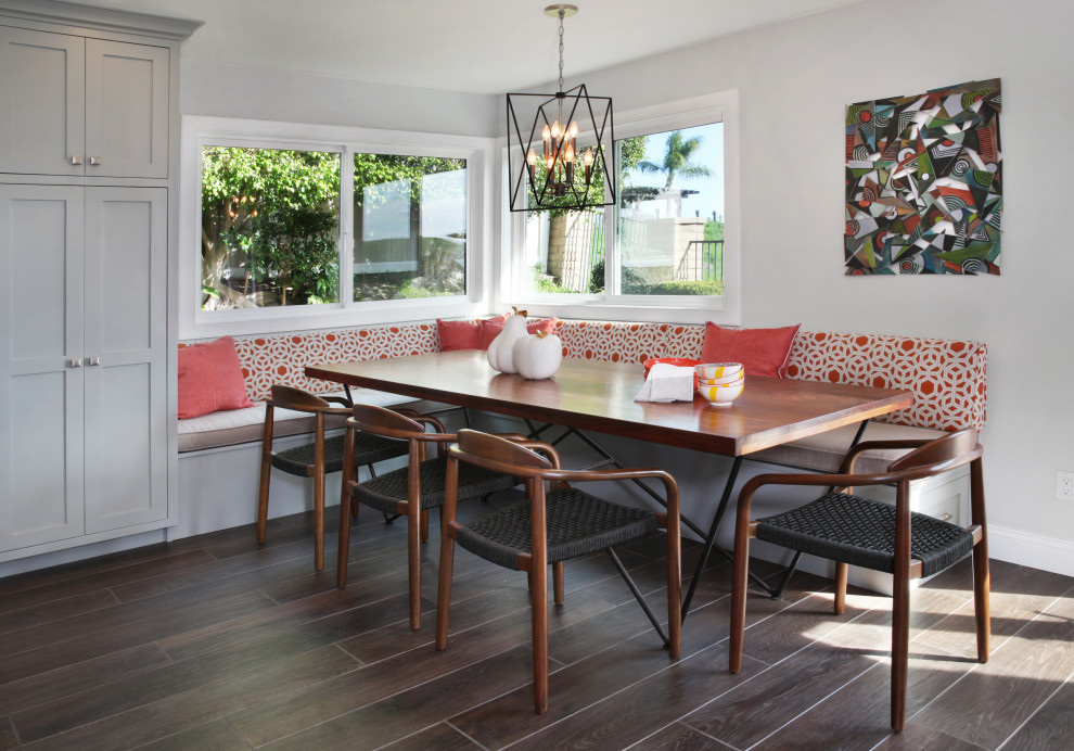 Idée de décoration pour une grande salle à manger ouverte sur la cuisine tradition avec un mur gris et un sol marron.