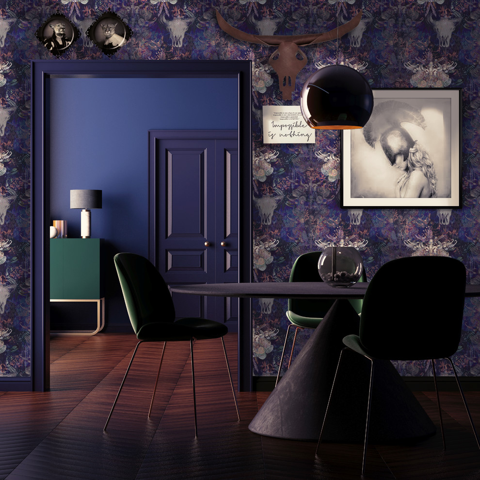 Idée de décoration pour une salle à manger minimaliste fermée et de taille moyenne avec un mur violet, un sol en bois brun et un sol marron.