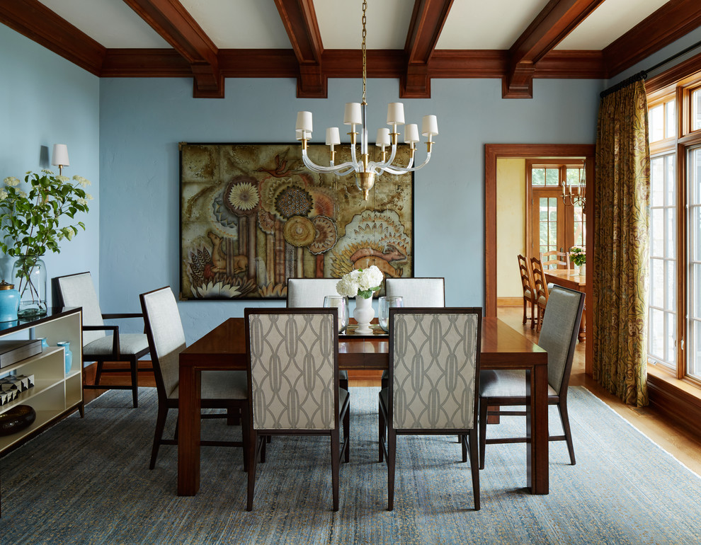 Свежая идея для дизайна: отдельная столовая в классическом стиле с синими стенами и ковровым покрытием - отличное фото интерьера