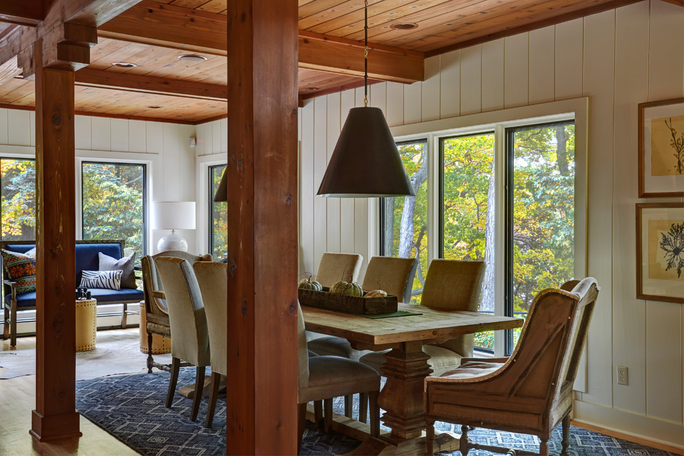 Ejemplo de comedor de estilo de casa de campo con paredes blancas, suelo de madera en tonos medios y suelo marrón