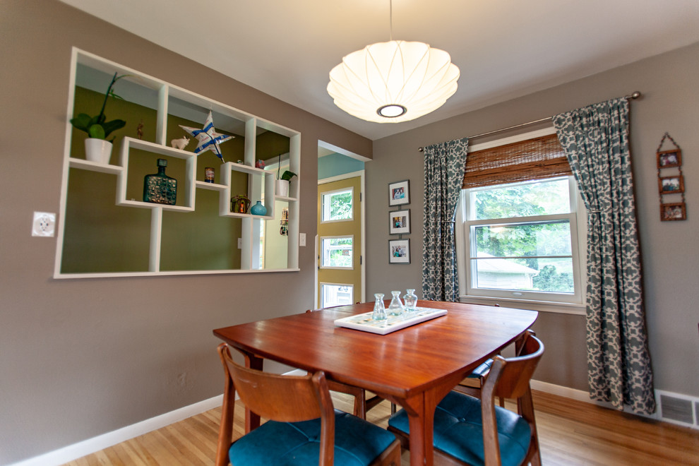 Idée de décoration pour une salle à manger vintage avec un sol en bois brun et un sol marron.