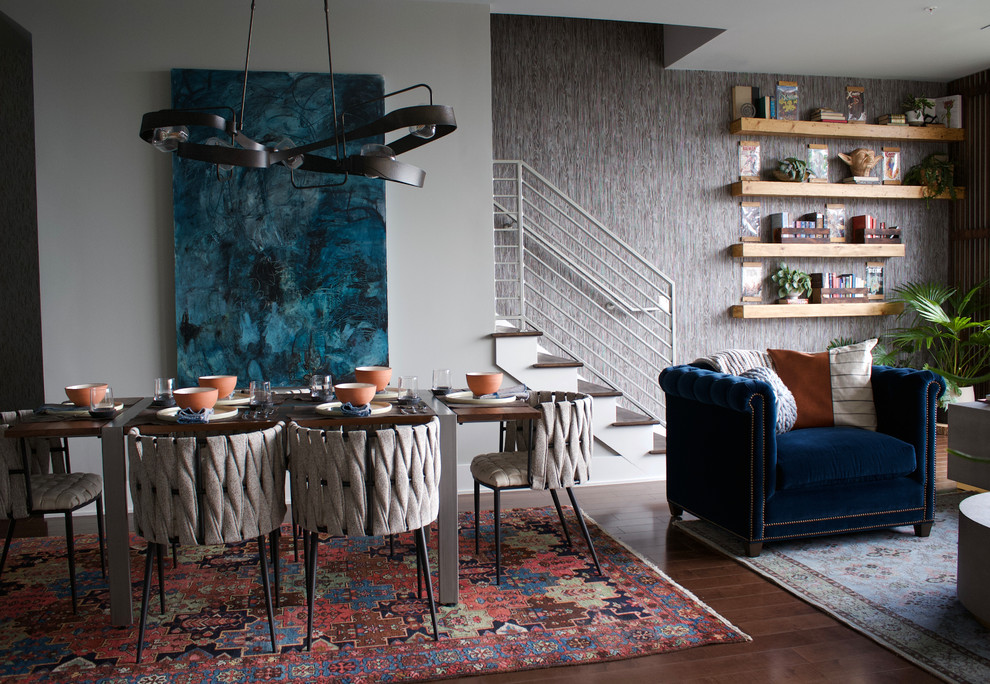 Idée de décoration pour une petite salle à manger ouverte sur la cuisine urbaine avec un mur gris.