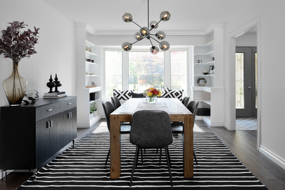 Источник вдохновения для домашнего уюта: столовая в стиле неоклассика (современная классика) с белыми стенами и темным паркетным полом без камина