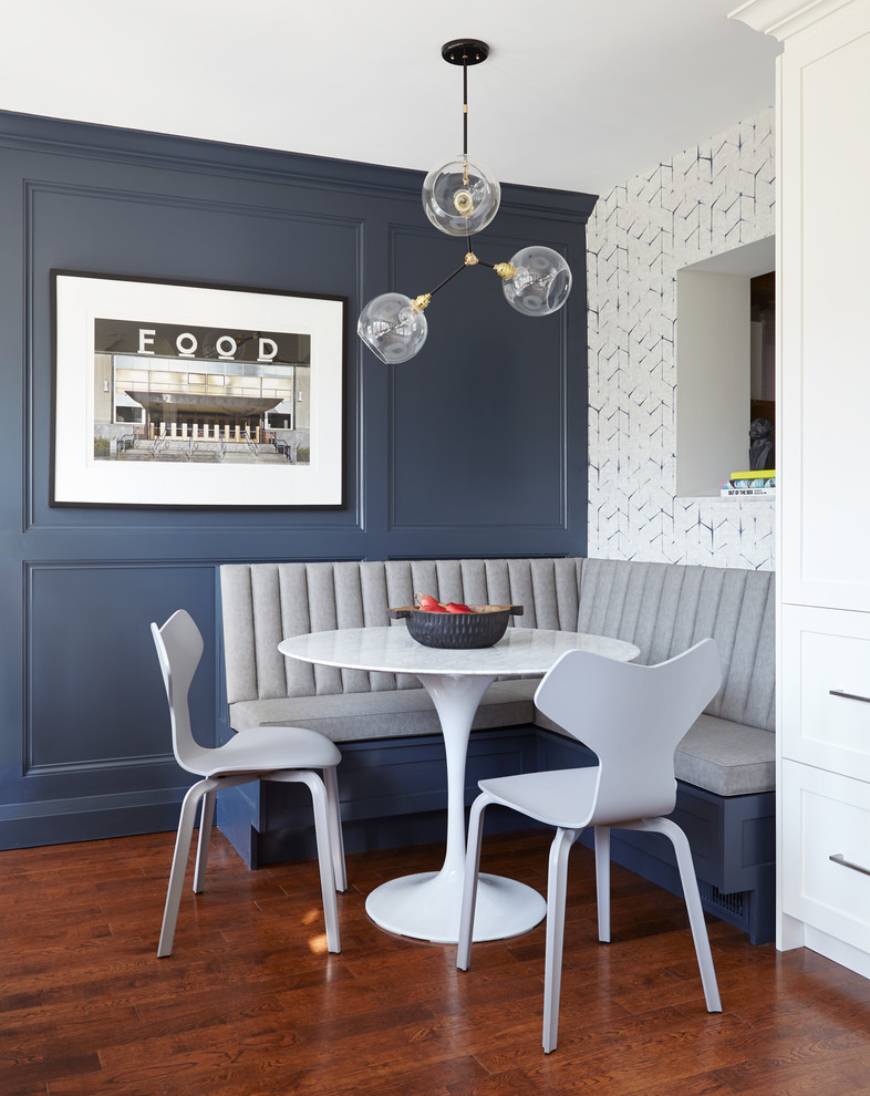 Imagen de comedor clásico renovado con paredes azules, suelo de madera oscura y suelo marrón