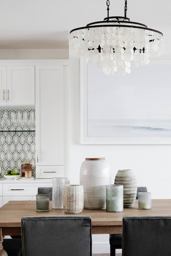 Ispirazione per una sala da pranzo aperta verso la cucina stile marino di medie dimensioni con pareti bianche