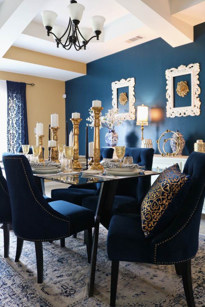 Idées déco pour une petite salle à manger ouverte sur la cuisine classique avec un mur bleu, un sol en carrelage de porcelaine, un sol beige et un plafond décaissé.
