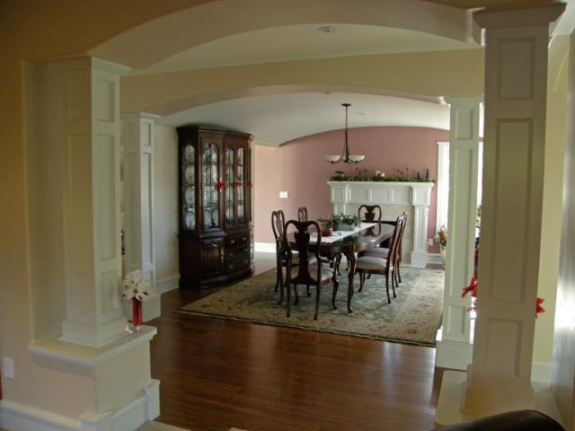 Esempio di una sala da pranzo classica chiusa e di medie dimensioni con pareti rosa e pavimento in legno massello medio