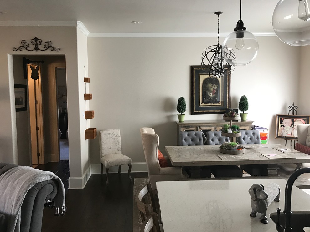 Exemple d'une salle à manger ouverte sur le salon chic de taille moyenne avec un mur beige, parquet foncé, aucune cheminée et un sol marron.