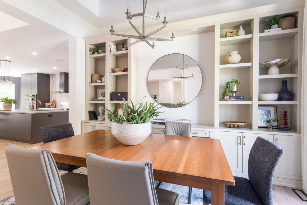 Foto di una sala da pranzo aperta verso la cucina moderna di medie dimensioni con pareti beige, pavimento in legno massello medio, nessun camino e pavimento grigio