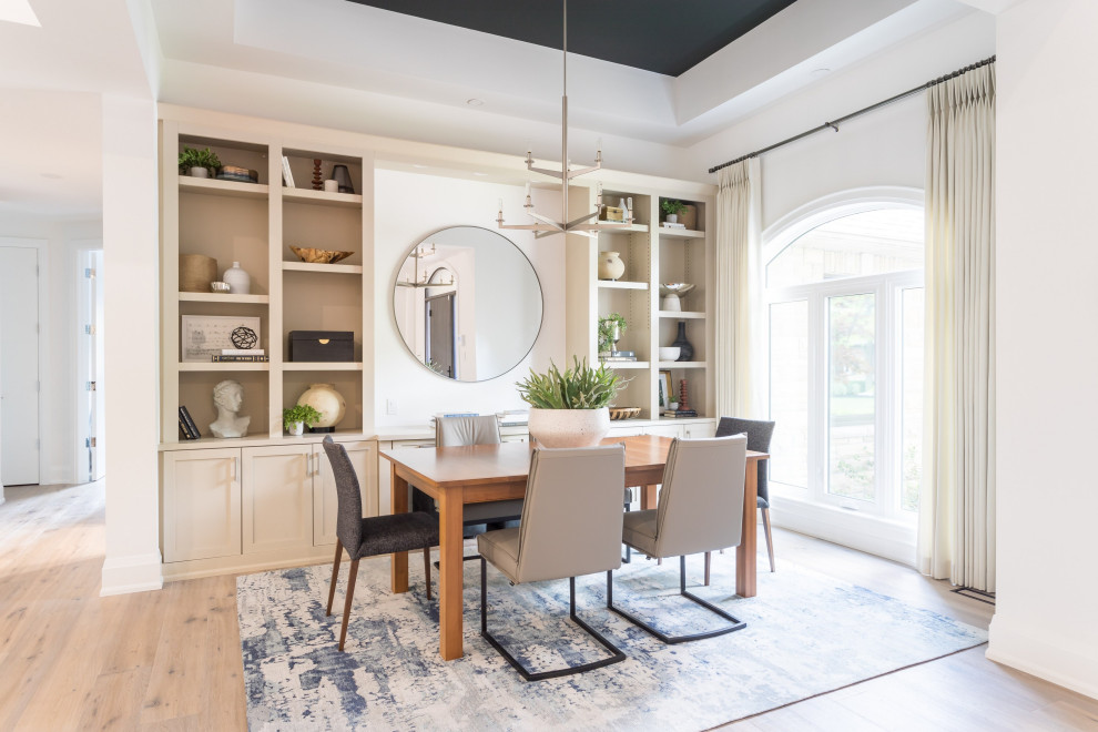 Foto di una sala da pranzo aperta verso la cucina minimalista di medie dimensioni con pareti beige, pavimento in legno massello medio, nessun camino e pavimento grigio