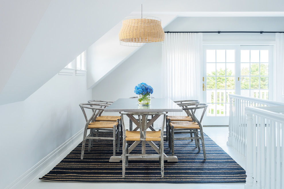 Ispirazione per una sala da pranzo stile marinaro con pareti bianche, pavimento in legno verniciato e pavimento bianco