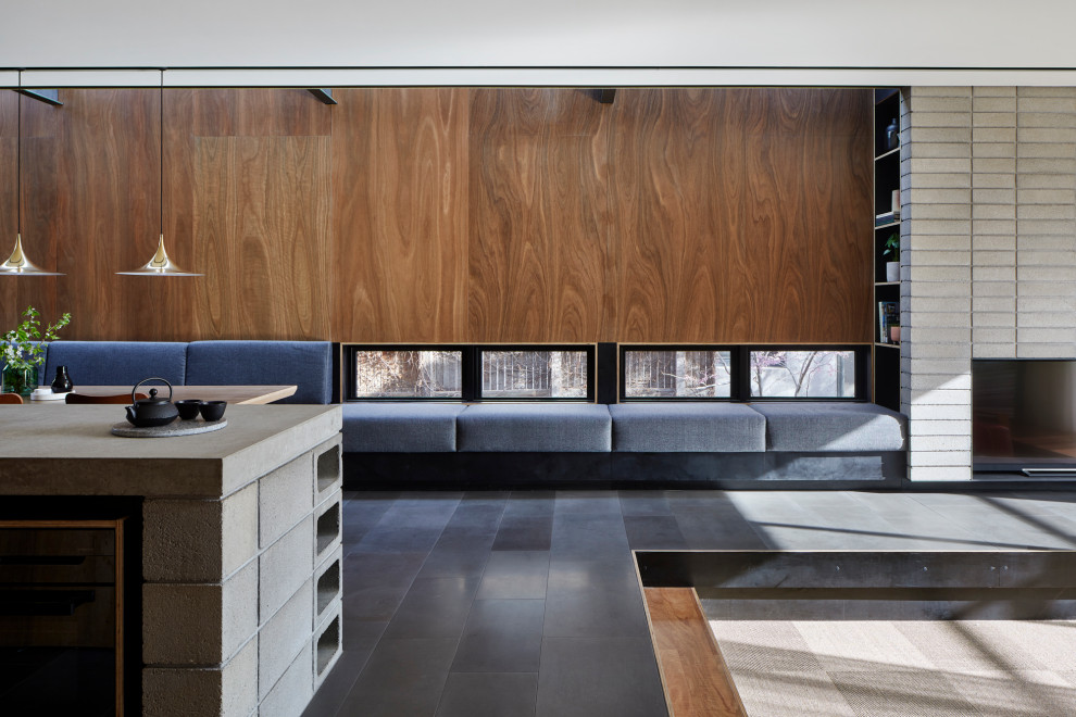 Идея дизайна: гостиная-столовая среднего размера в стиле модернизм с коричневыми стенами, серым полом, многоуровневым потолком и деревянными стенами