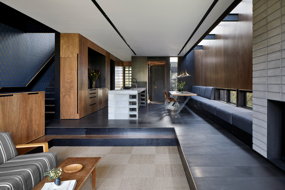 Idée de décoration pour une grande salle à manger ouverte sur le salon minimaliste en bois avec un mur marron, un sol gris et un plafond décaissé.