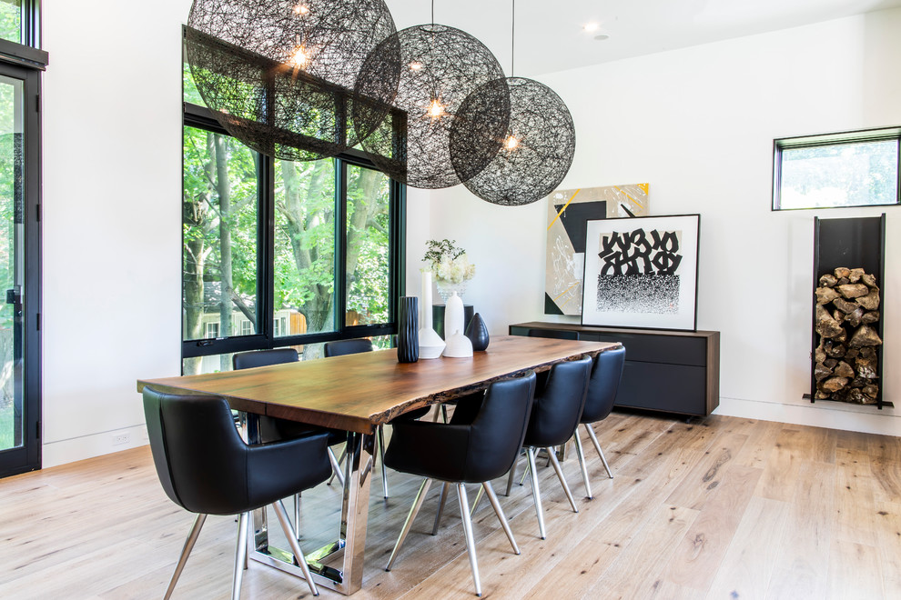 Mittelgroße Moderne Wohnküche mit weißer Wandfarbe, braunem Holzboden, braunem Boden, Gaskamin und Kaminumrandung aus Stein in Toronto