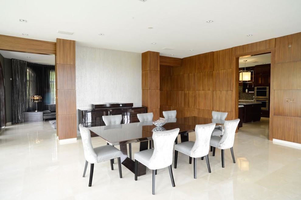 Idee per una grande sala da pranzo moderna chiusa con pareti bianche, pavimento in marmo, nessun camino e pavimento bianco