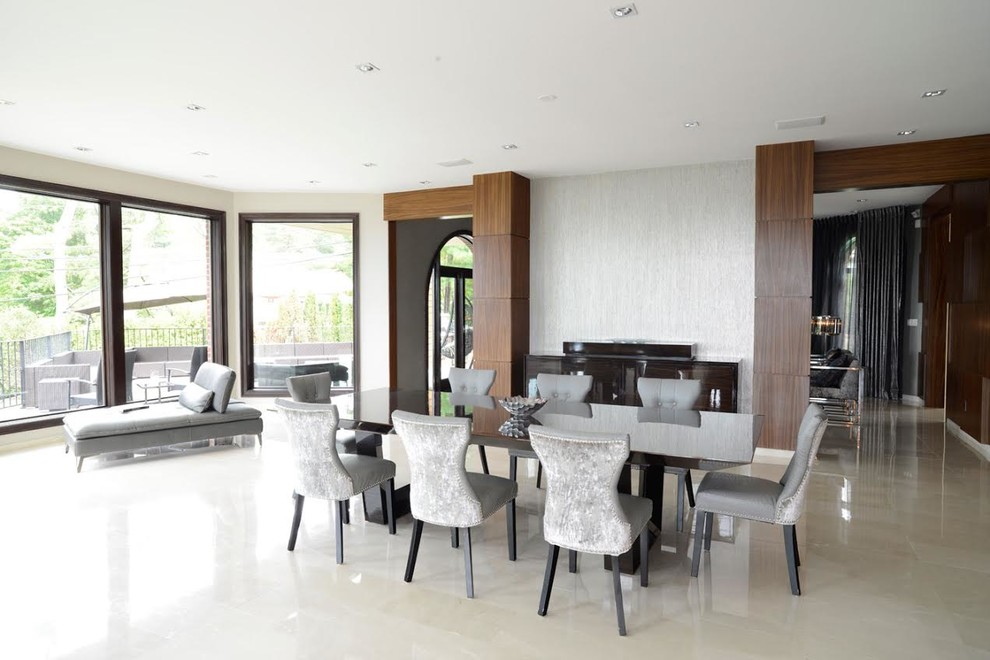 Immagine di una grande sala da pranzo minimalista chiusa con pareti bianche, pavimento in marmo, nessun camino e pavimento bianco