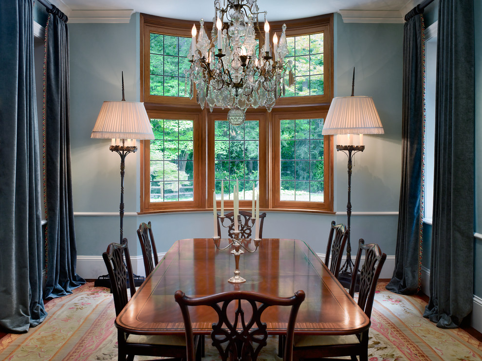 На фото: столовая в классическом стиле с синими стенами без камина