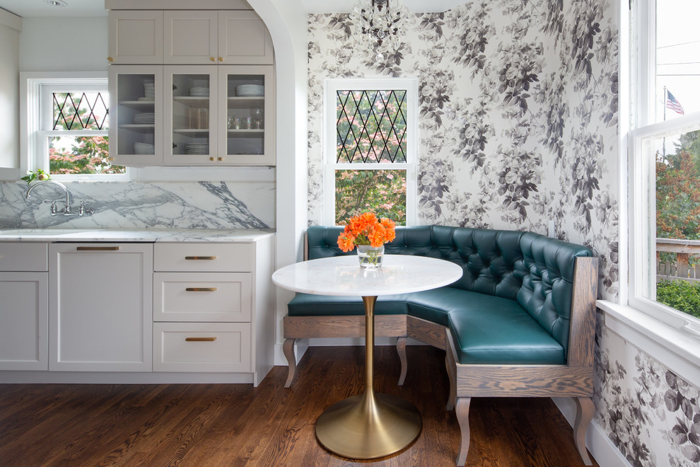 Idee per una piccola sala da pranzo aperta verso il soggiorno tradizionale con pareti bianche e pavimento in legno massello medio