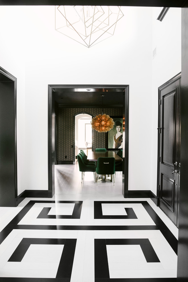 Geschlossenes, Großes Modernes Esszimmer ohne Kamin mit schwarzer Wandfarbe, hellem Holzboden und beigem Boden in Kolumbus