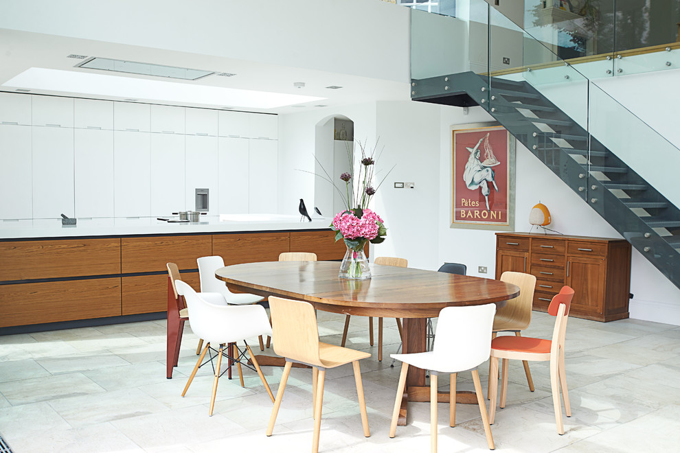 Esempio di una sala da pranzo aperta verso il soggiorno minimal con pareti bianche e pavimento grigio