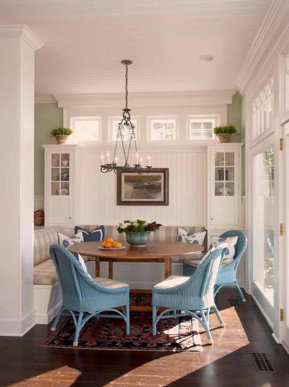 Cette image montre une salle à manger ouverte sur la cuisine rustique de taille moyenne avec un mur vert, parquet foncé et un sol marron.