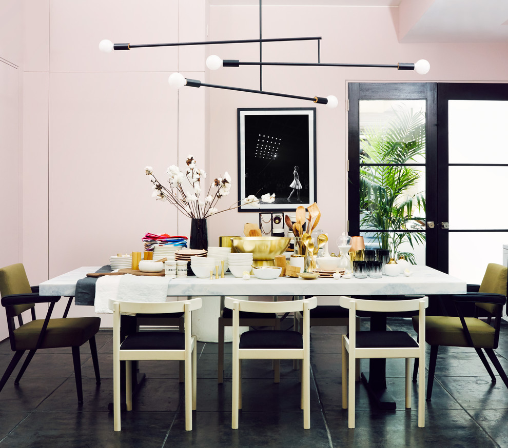 Diseño de comedor contemporáneo con paredes rosas y suelo negro