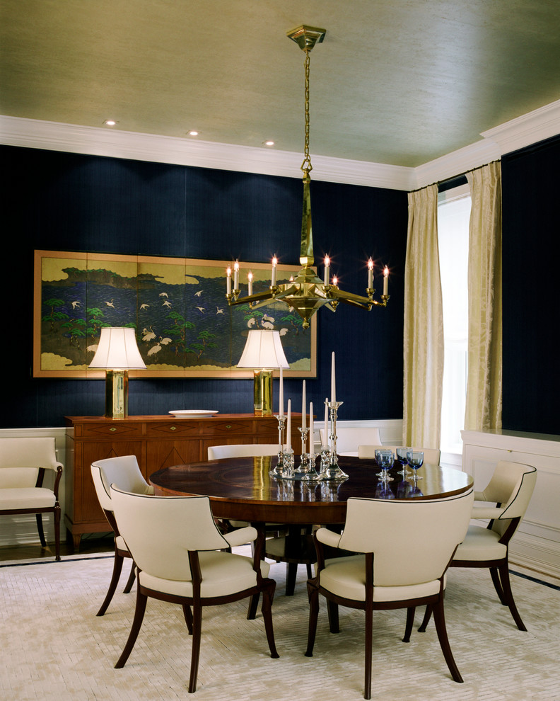 На фото: столовая в классическом стиле с синими стенами