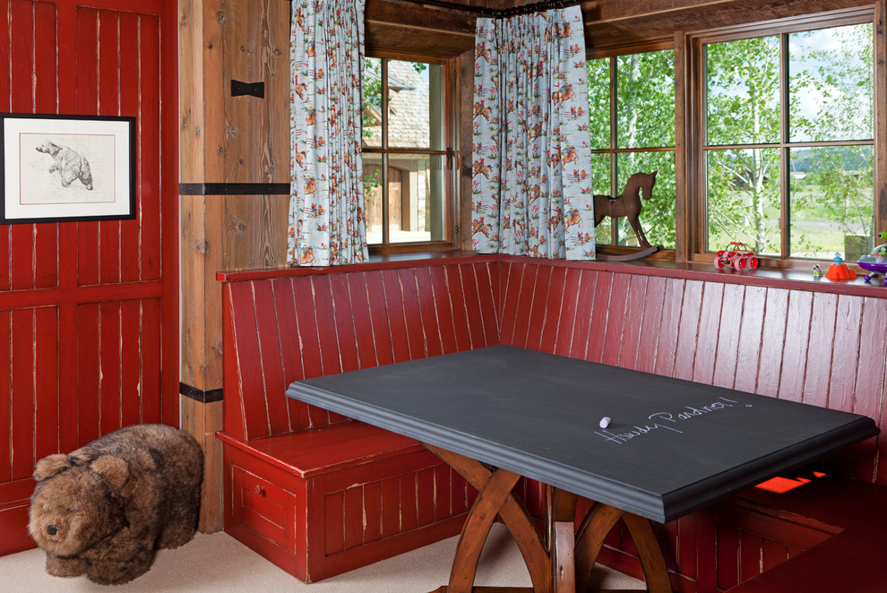 На фото: столовая в стиле рустика с красными стенами и ковровым покрытием