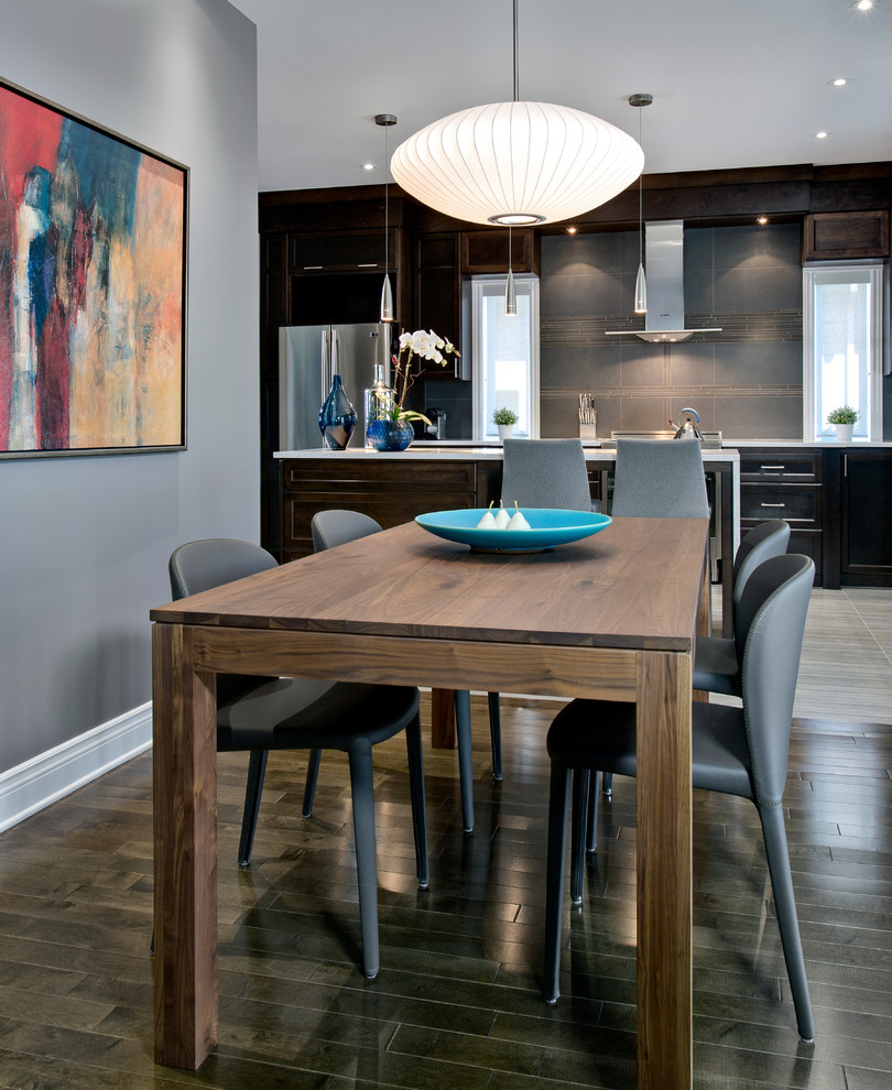 Источник вдохновения для домашнего уюта: кухня-столовая среднего размера в современном стиле с серыми стенами и темным паркетным полом