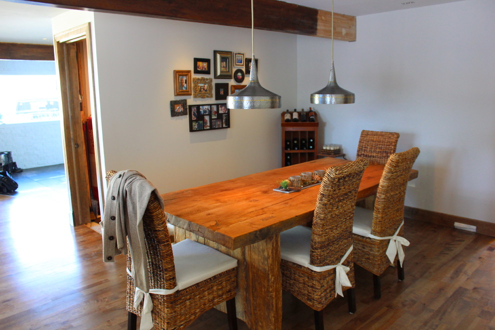 Idee per una sala da pranzo stile rurale con pareti bianche e pavimento in legno massello medio