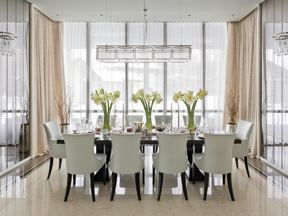 Idée de décoration pour une salle à manger tradition avec un sol beige.