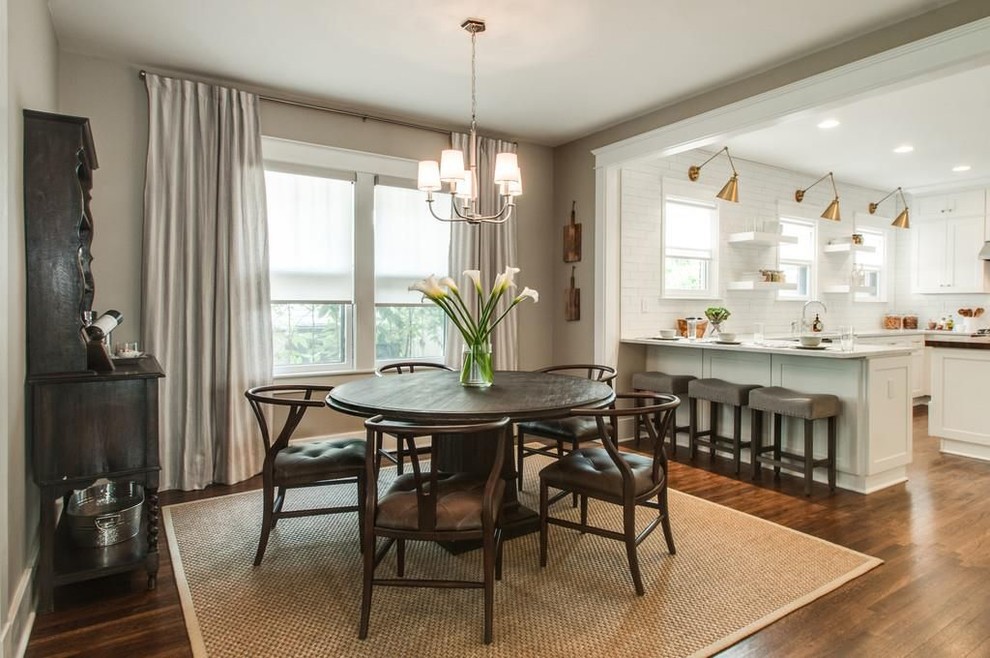 Exemple d'une salle à manger ouverte sur la cuisine tendance de taille moyenne avec un mur beige, un sol en bois brun et un sol marron.