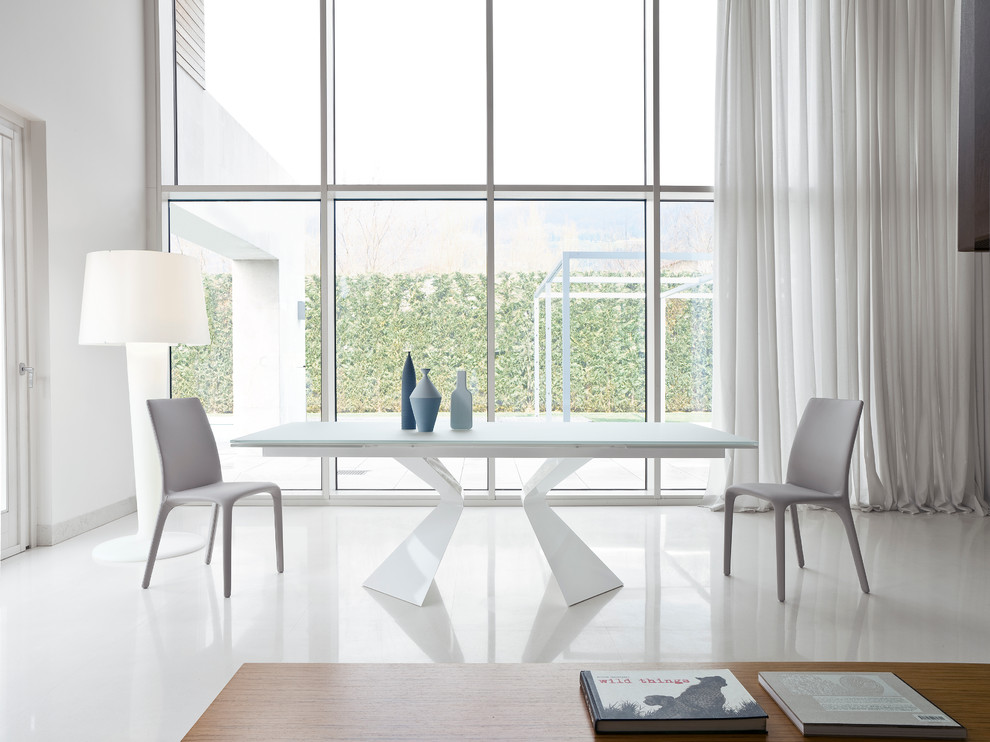 На фото: огромная гостиная-столовая в современном стиле с серыми стенами, бетонным полом и белым полом