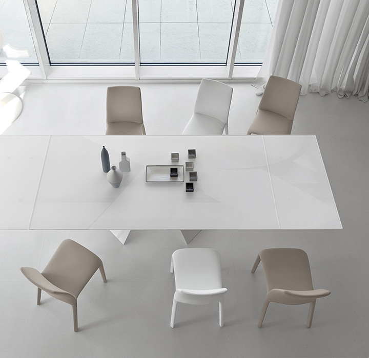 Esempio di una grande sala da pranzo aperta verso il soggiorno design con pareti bianche e pavimento beige