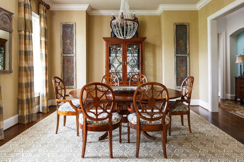 Immagine di una sala da pranzo classica con pavimento in legno massello medio, pavimento marrone e pareti marroni