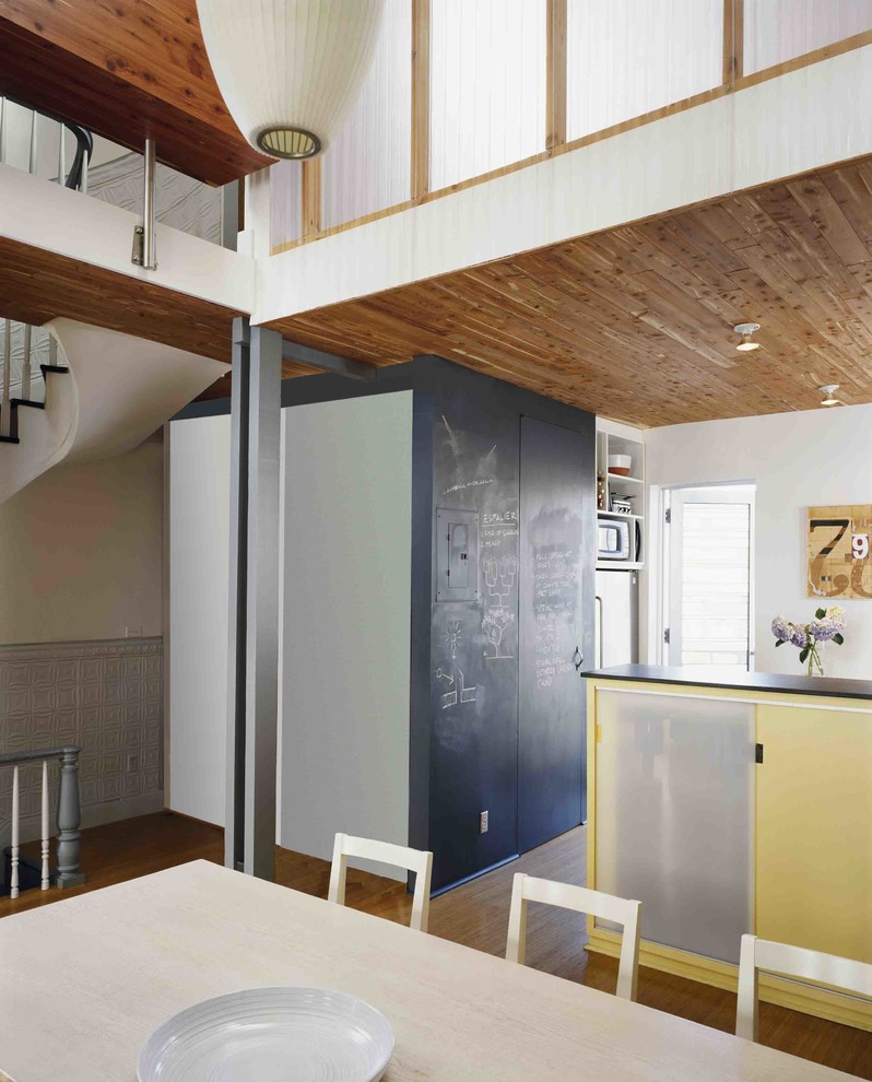 Ispirazione per una sala da pranzo aperta verso la cucina minimal di medie dimensioni con pareti grigie