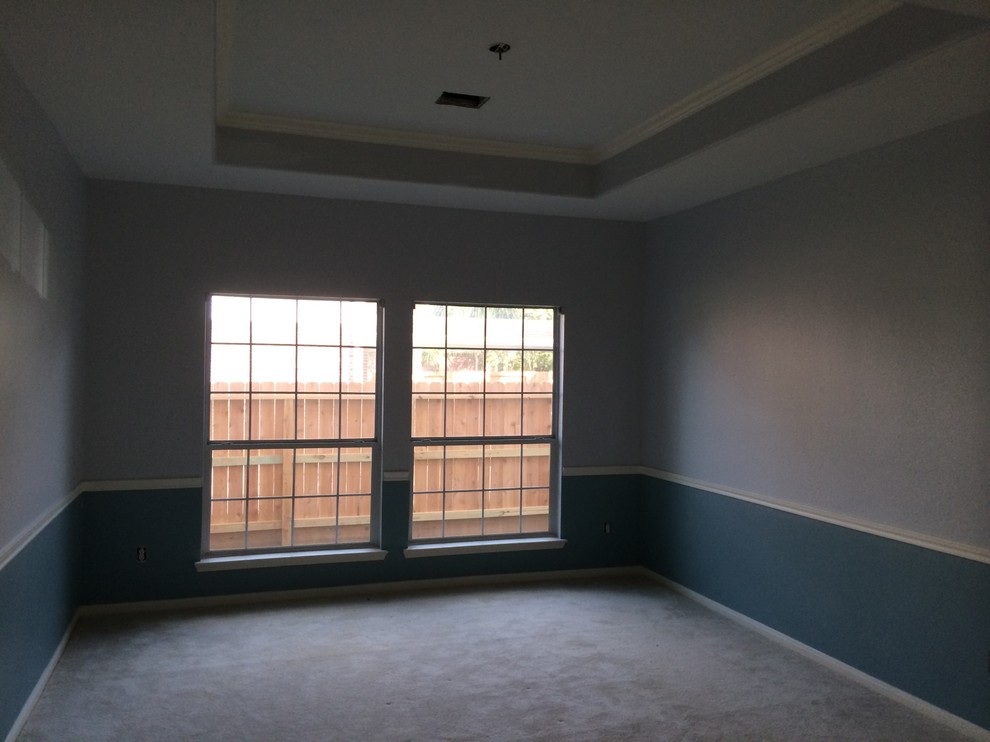 Geschlossenes, Großes Modernes Esszimmer mit blauer Wandfarbe und Teppichboden in Houston